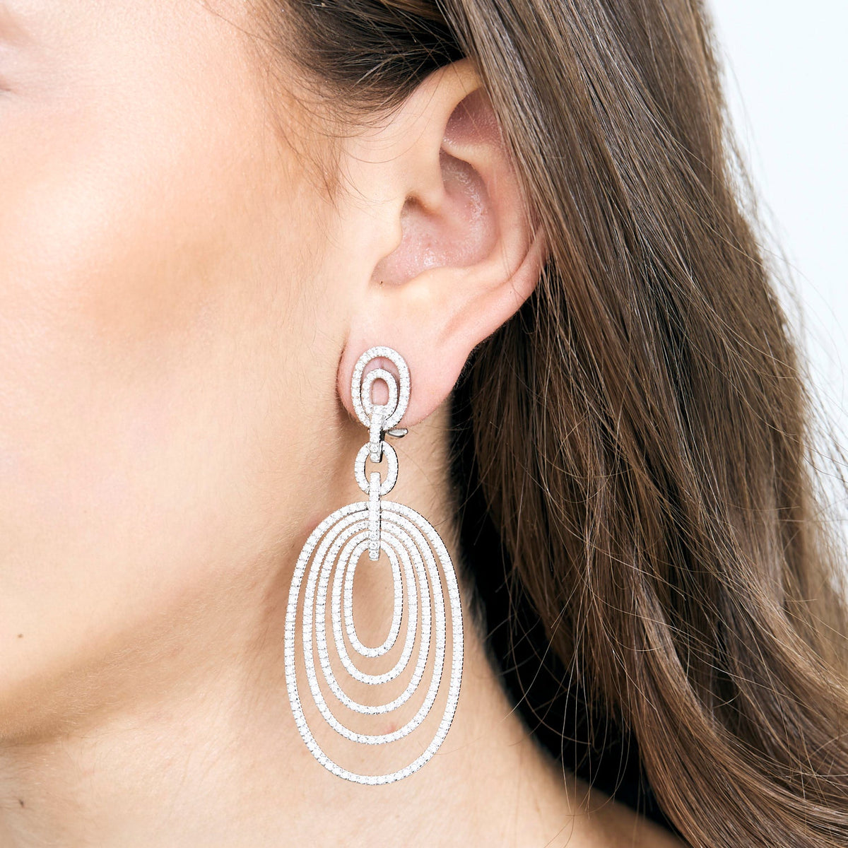 Boucles d'oreilles girandoles en or blanc et diamants
