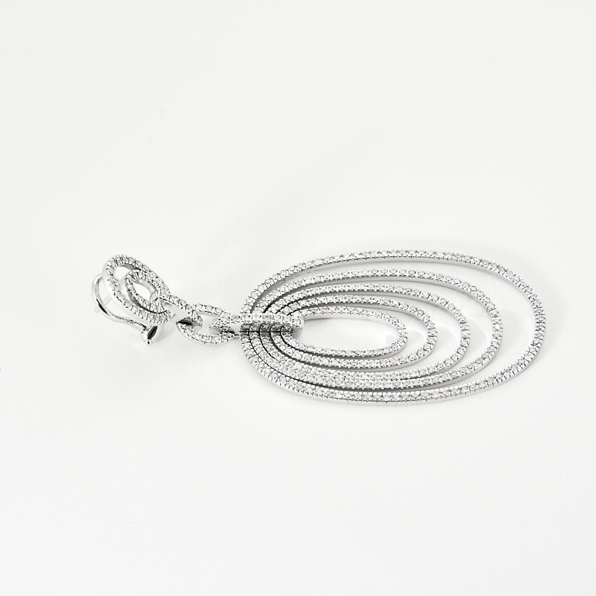 Boucles d'oreilles girandoles en or blanc et diamants