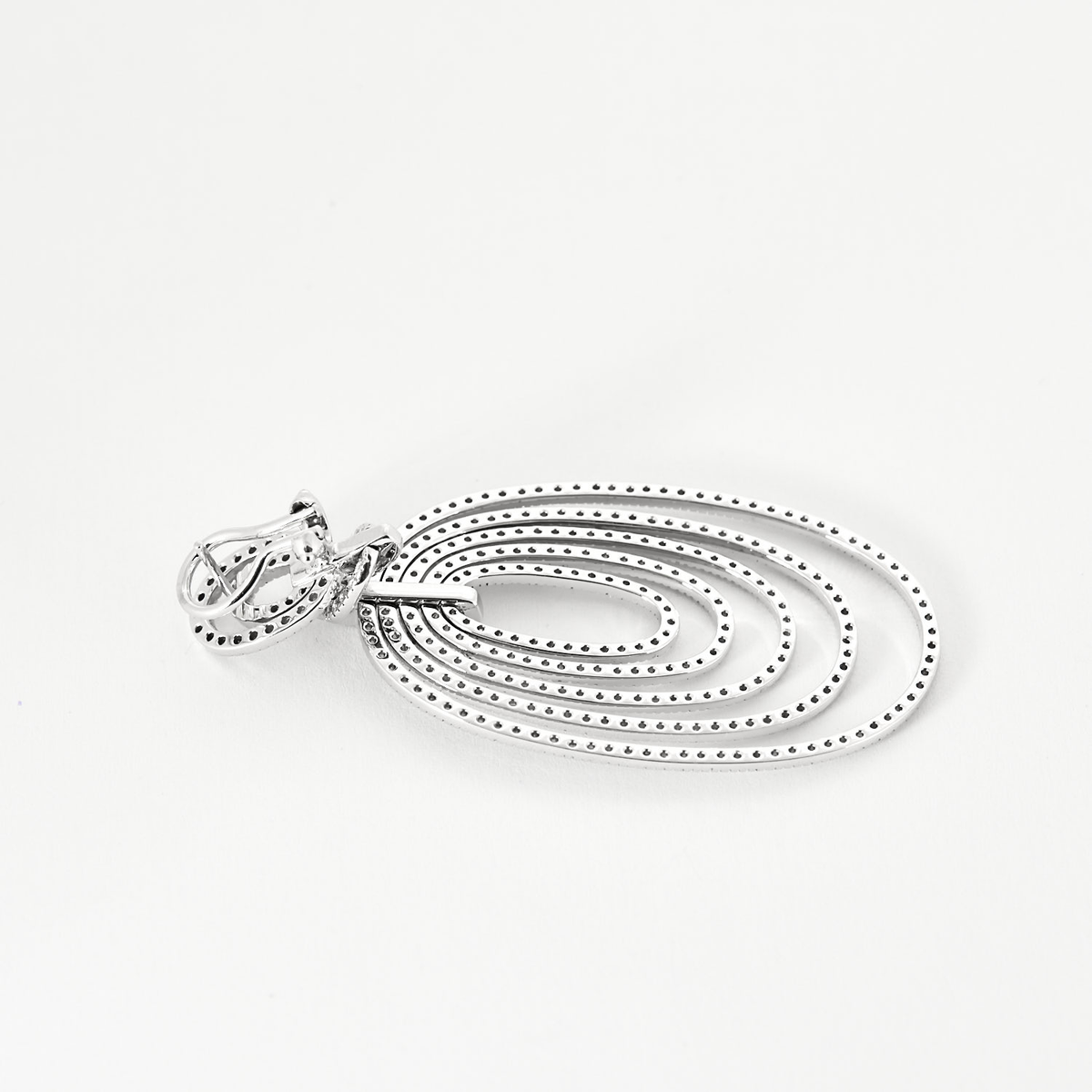 Boucles d'oreilles girandoles en or blanc et diamants
