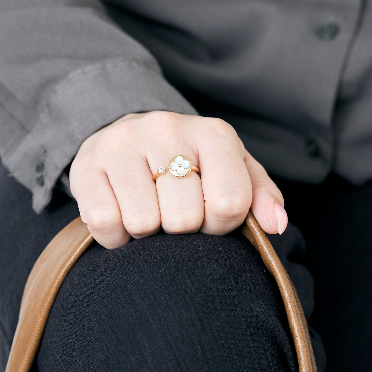 Louis Vuitton - Bague Mini Sun Color Blossom, or rose, nacre et diamant