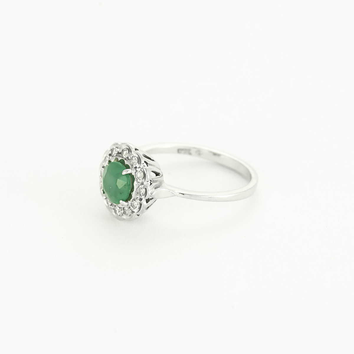 Bague marguerite en or blanc, émeraude et diamants