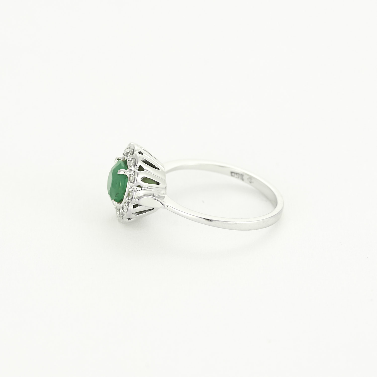 Bague marguerite en or blanc, émeraude et diamants