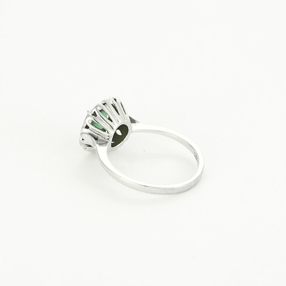 Bague marguerite en or blanc, émeraude et diamants