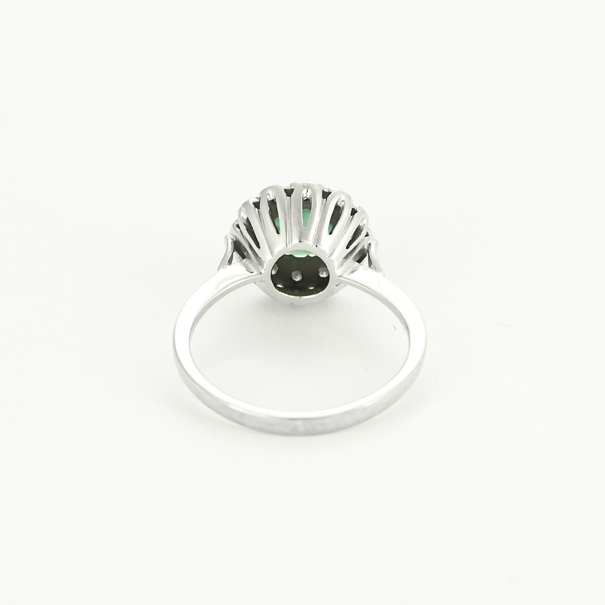 Bague marguerite en or blanc, émeraude et diamants