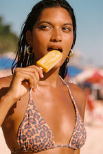 Haut bikini triangle Attachante Léopard Tropical – Tatiane de Freitas – coupe triangle classique, motif léopard, coques amovibles, triangle coulissant ajustement sur-mesure, Oeko-Tex, matière haut de gamme, bikini brésilien, marque française créateur Lyon 