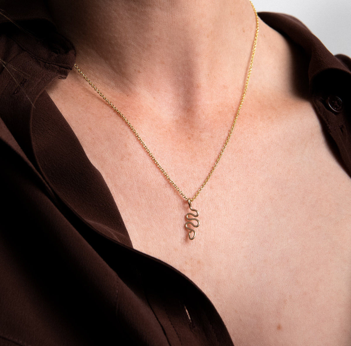 Collier Charms Snake porté au poignet — expédition rapide et sécurisée