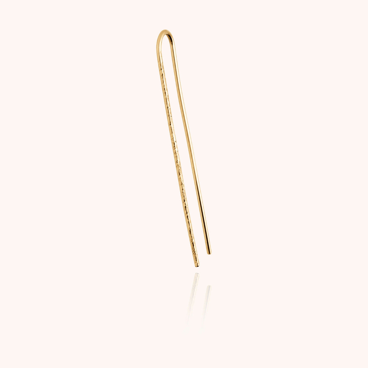 Boucle d'Oreille U Daphné Martelée — gros plan sur le fermoir, or jaune laminé