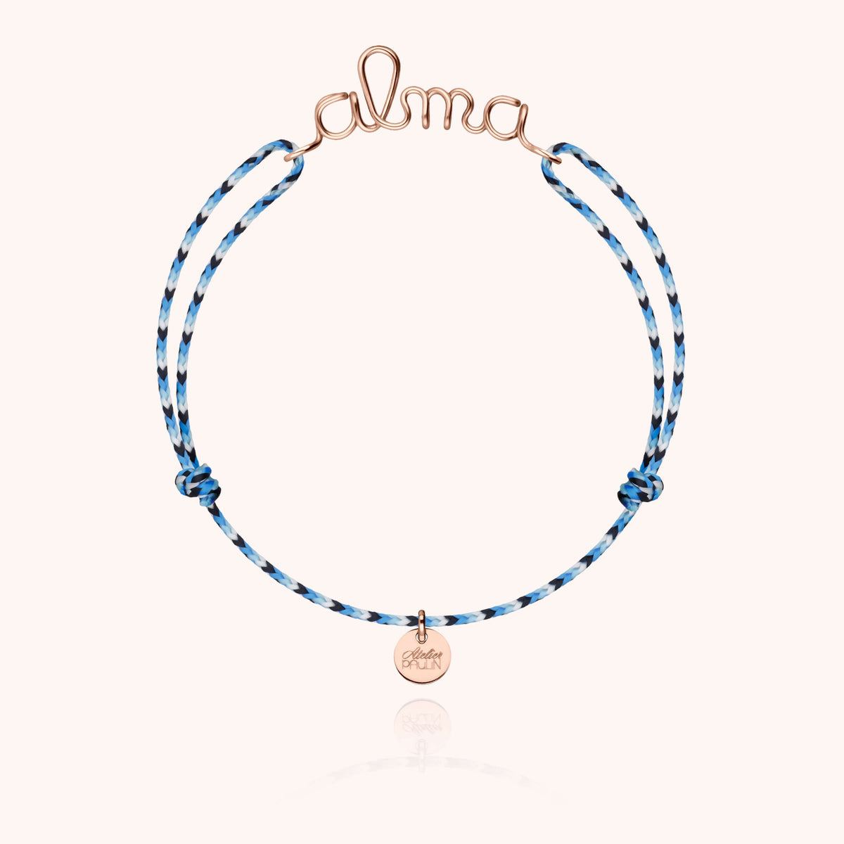 Bracelet Cordon Slim Knot Personnalisé porté au poignet — or rose laminé livraison soigneuse garantie
