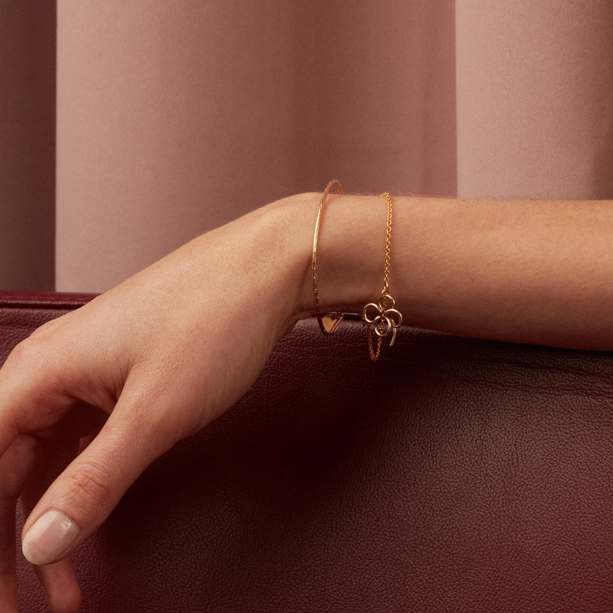 Gros plan sur le fermoir en or jaune laminé du bracelet personnalisé