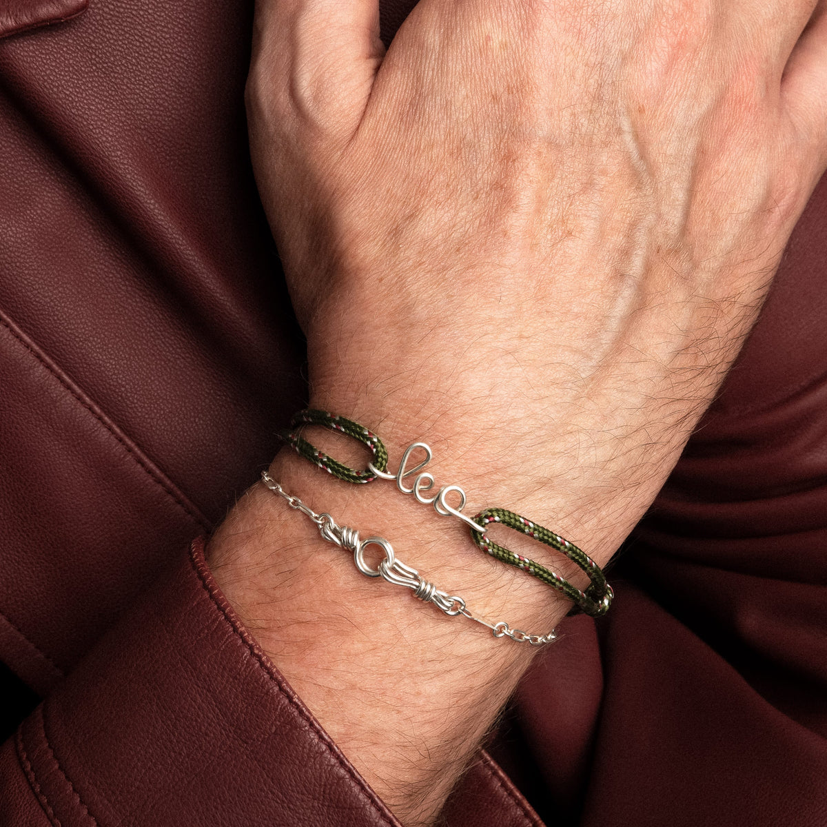 Détail du fil d'argent façonné à la main sur bracelet cordon