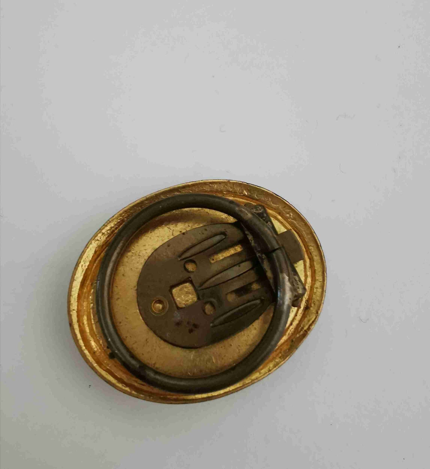 Broche dorée