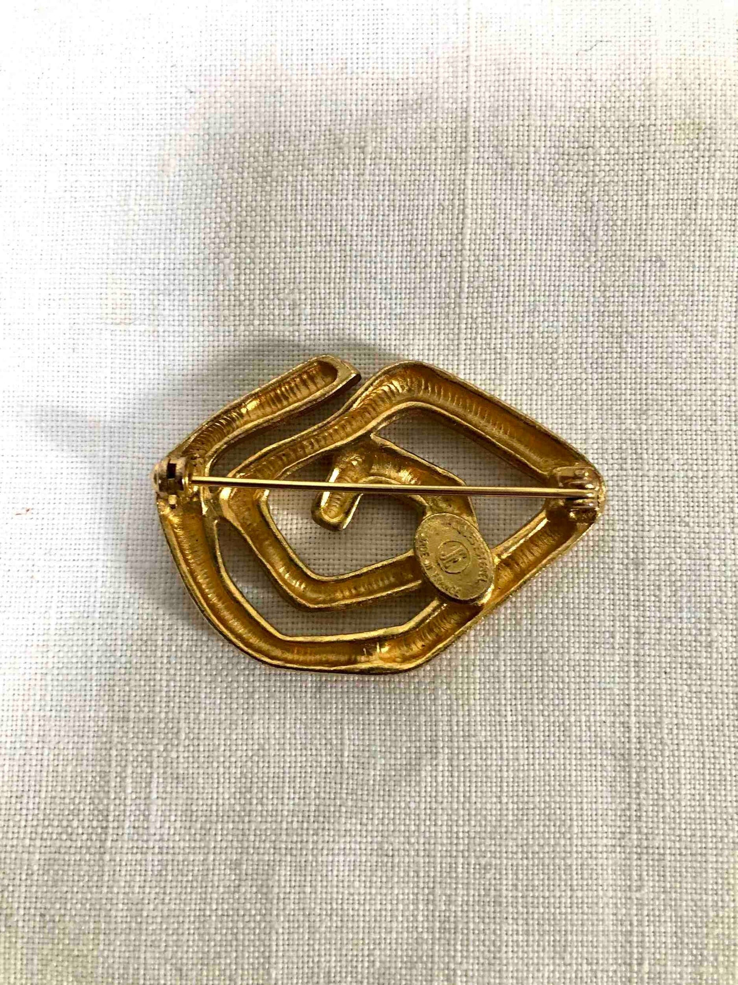 Broche en métal doré