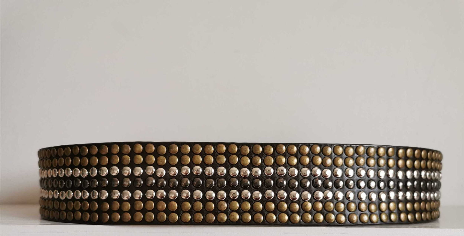 Ceinture en cuir clouté