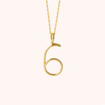 Collier avec chiffre personnalisé porté élégamment au quotidien