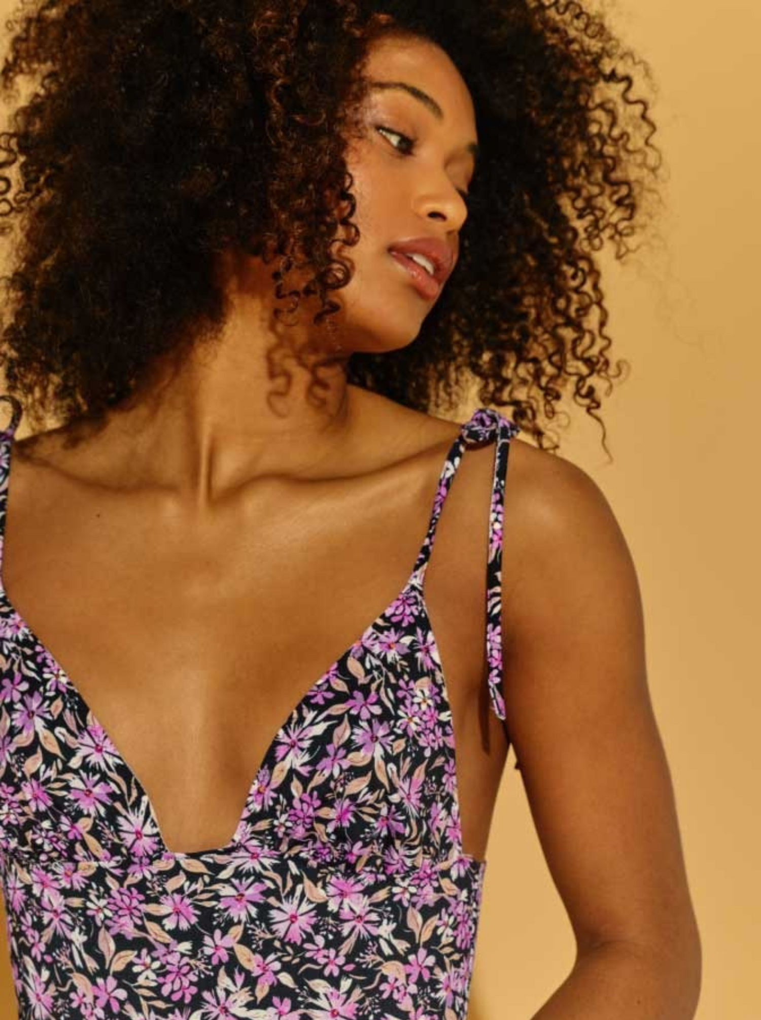 Une Pièce Nouée Purple Flowers