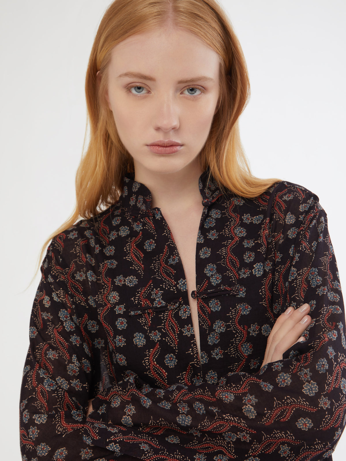 HANDMADE, HANDMADE IN INDIA, MADE IN INDIA, 100% SILK, BLOCK PRINT, ARTISANAL PRINTING, FATTO A MANO, PIGIAMA LOOK, PANTALONI DI COTONE, PANTALONI ESTIVI, SUMMER PANTS, SUMMER SET, COTTON SET, COTTON SHIRT, CAMICIA DI COTONE, COLLO ALLA COREANA, MANDARIN COLLAR SHIRT, FABRIC TOGGLE BUTTONS, BOTTONI DI TESSUTO