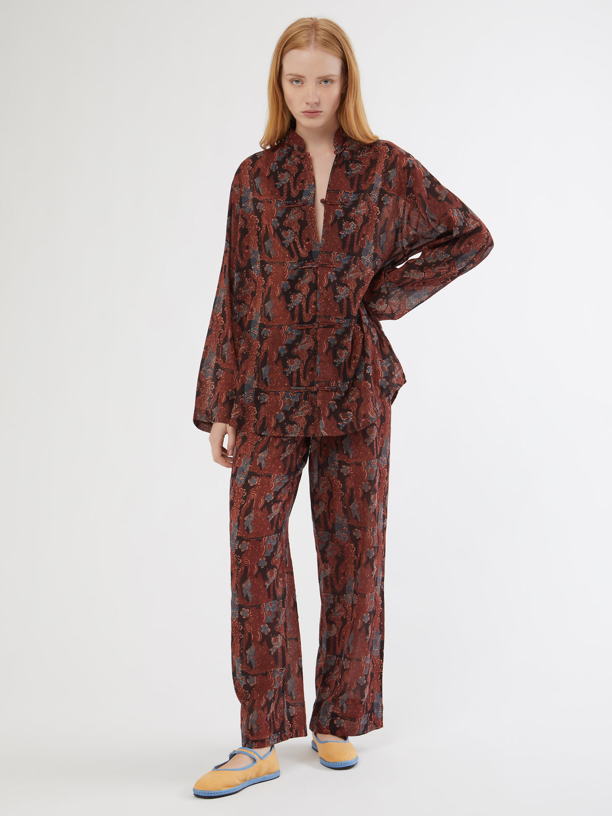 HANDMADE, HANDMADE IN INDIA, MADE IN INDIA, 100% SILK, BLOCK PRINT, ARTISANAL PRINTING, FATTO A MANO, PIGIAMA LOOK, PANTALONI DI COTONE, PANTALONI ESTIVI, SUMMER PANTS, SUMMER SET, COTTON SET, COTTON SHIRT, CAMICIA DI COTONE, COLLO ALLA COREANA, MANDARIN COLLAR SHIRT, FABRIC TOGGLE BUTTONS, BOTTONI DI TESSUTO