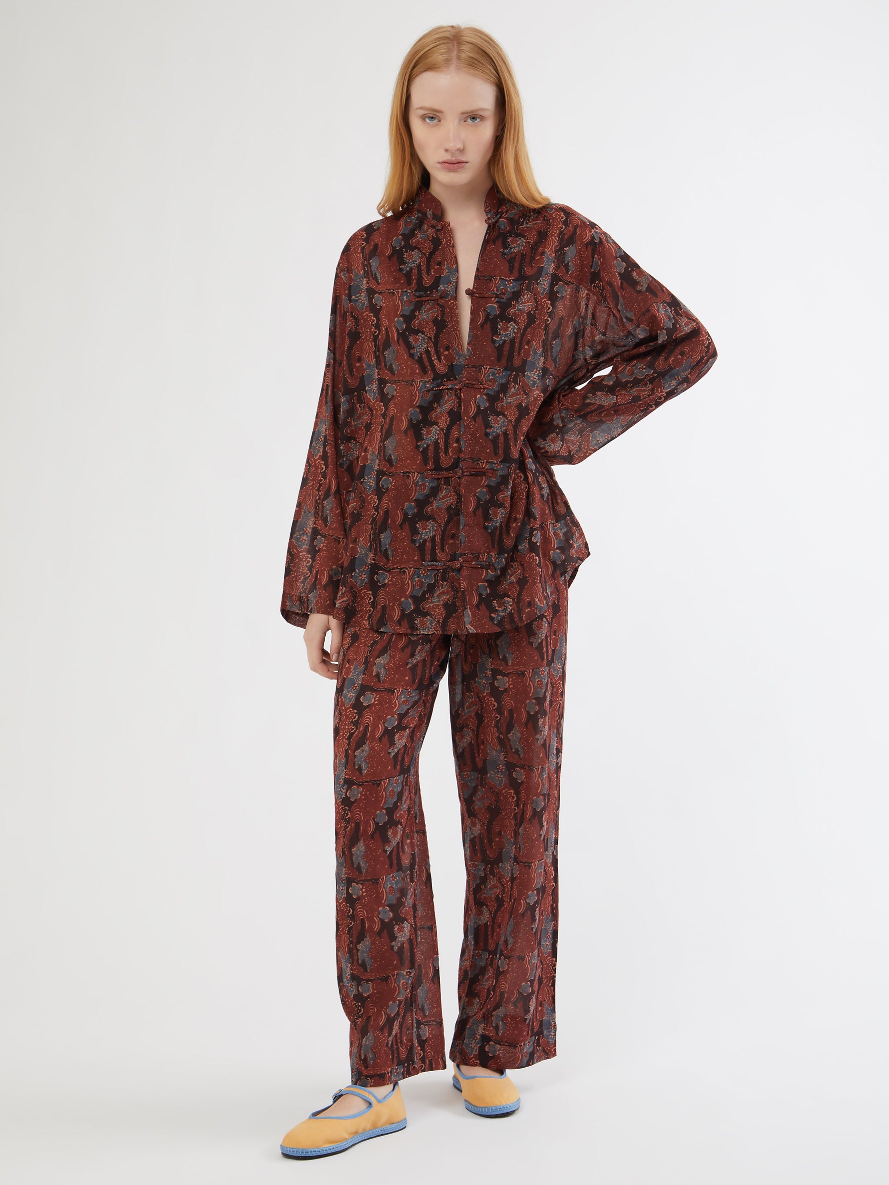 HANDMADE, HANDMADE IN INDIA, MADE IN INDIA, 100% SILK, BLOCK PRINT, ARTISANAL PRINTING, FATTO A MANO, PIGIAMA LOOK, PANTALONI DI COTONE, PANTALONI ESTIVI, SUMMER PANTS, SUMMER SET, COTTON SET, COTTON SHIRT, CAMICIA DI COTONE, COLLO ALLA COREANA, MANDARIN COLLAR SHIRT, FABRIC TOGGLE BUTTONS, BOTTONI DI TESSUTO