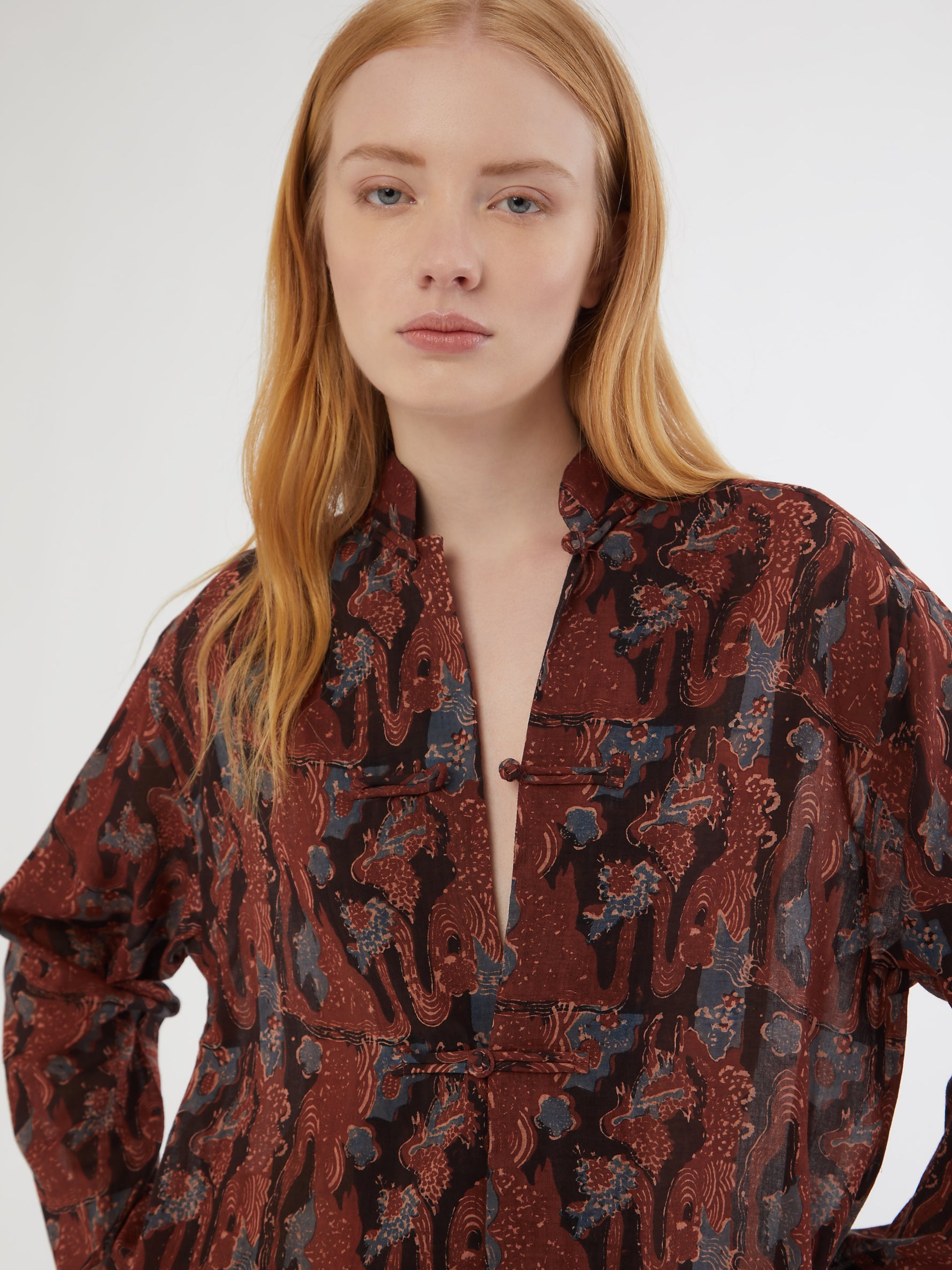 HANDMADE, HANDMADE IN INDIA, MADE IN INDIA, 100% SILK, BLOCK PRINT, ARTISANAL PRINTING, FATTO A MANO, PIGIAMA LOOK, PANTALONI DI COTONE, PANTALONI ESTIVI, SUMMER PANTS, SUMMER SET, COTTON SET, COTTON SHIRT, CAMICIA DI COTONE, COLLO ALLA COREANA, MANDARIN COLLAR SHIRT, FABRIC TOGGLE BUTTONS, BOTTONI DI TESSUTO