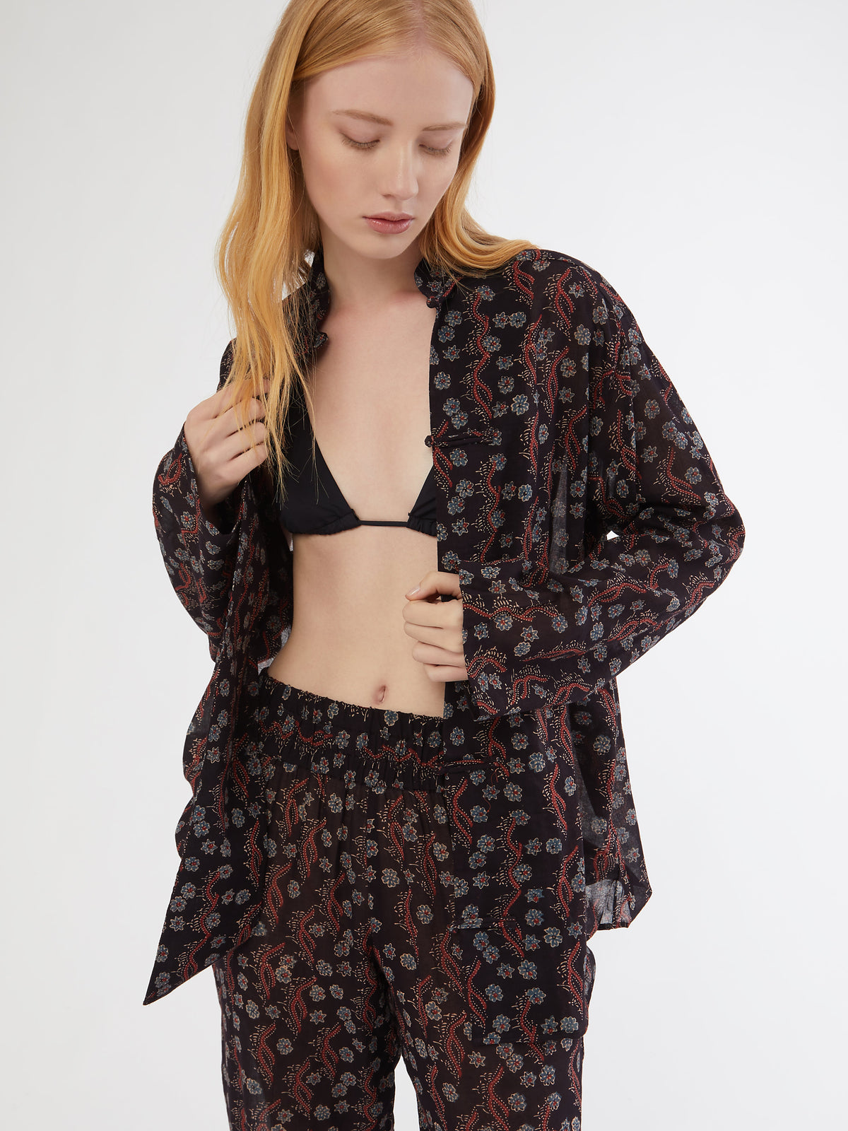 HANDMADE, HANDMADE IN INDIA, MADE IN INDIA, 100% SILK, BLOCK PRINT, ARTISANAL PRINTING, FATTO A MANO, PIGIAMA LOOK, PANTALONI DI COTONE, PANTALONI ESTIVI, SUMMER PANTS, SUMMER SET, COTTON SET, COTTON SHIRT, CAMICIA DI COTONE, COLLO ALLA COREANA, MANDARIN COLLAR SHIRT, FABRIC TOGGLE BUTTONS, BOTTONI DI TESSUTO