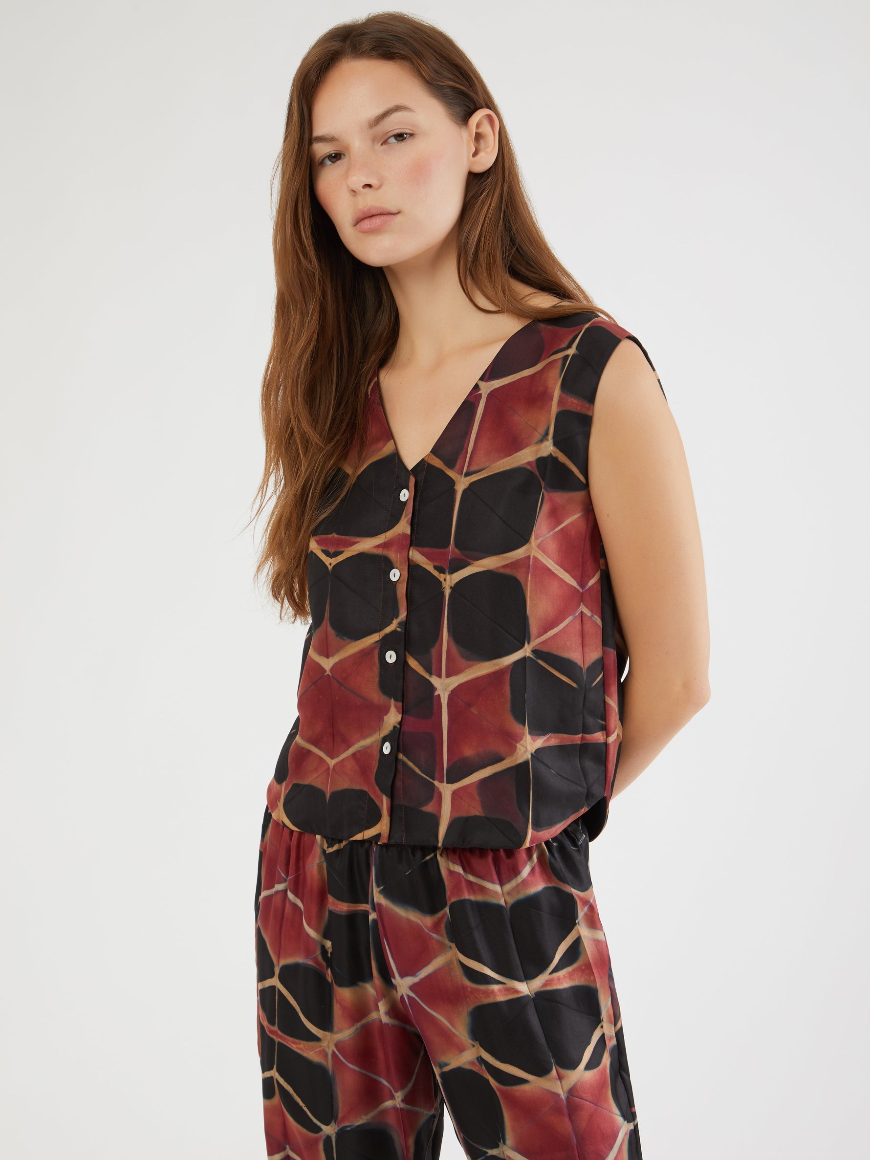 SILK TOP, HANDMADE, HANDMADE IN INDIA, MADE IN INDIA, 100% SILK, BLOCK PRINT, CLAMP PRINT, SHIBORI, ARTISANAL PRINTING, FATTO A MANO, SETA, ABITO IN SETA, SHIRT DRESS, CHEMISIER, ABITO CAMICIA, ABITO ESTIVO, SUMMER DRESS, SILK VEST, COMPLETO IN SETA, PIGIAMA IN SETA, PIGIAMA DA SERA, EVENING PAJAMA, SILK PAJAMA SET, SUMMER OUTFIT, SILK PANTS, PANTALONI IN SETA