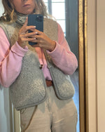 Gilet-sans-manche-mouton-gris-lifestyle