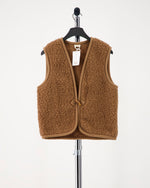 Gilet-sans-manche-mouton-marron-studio