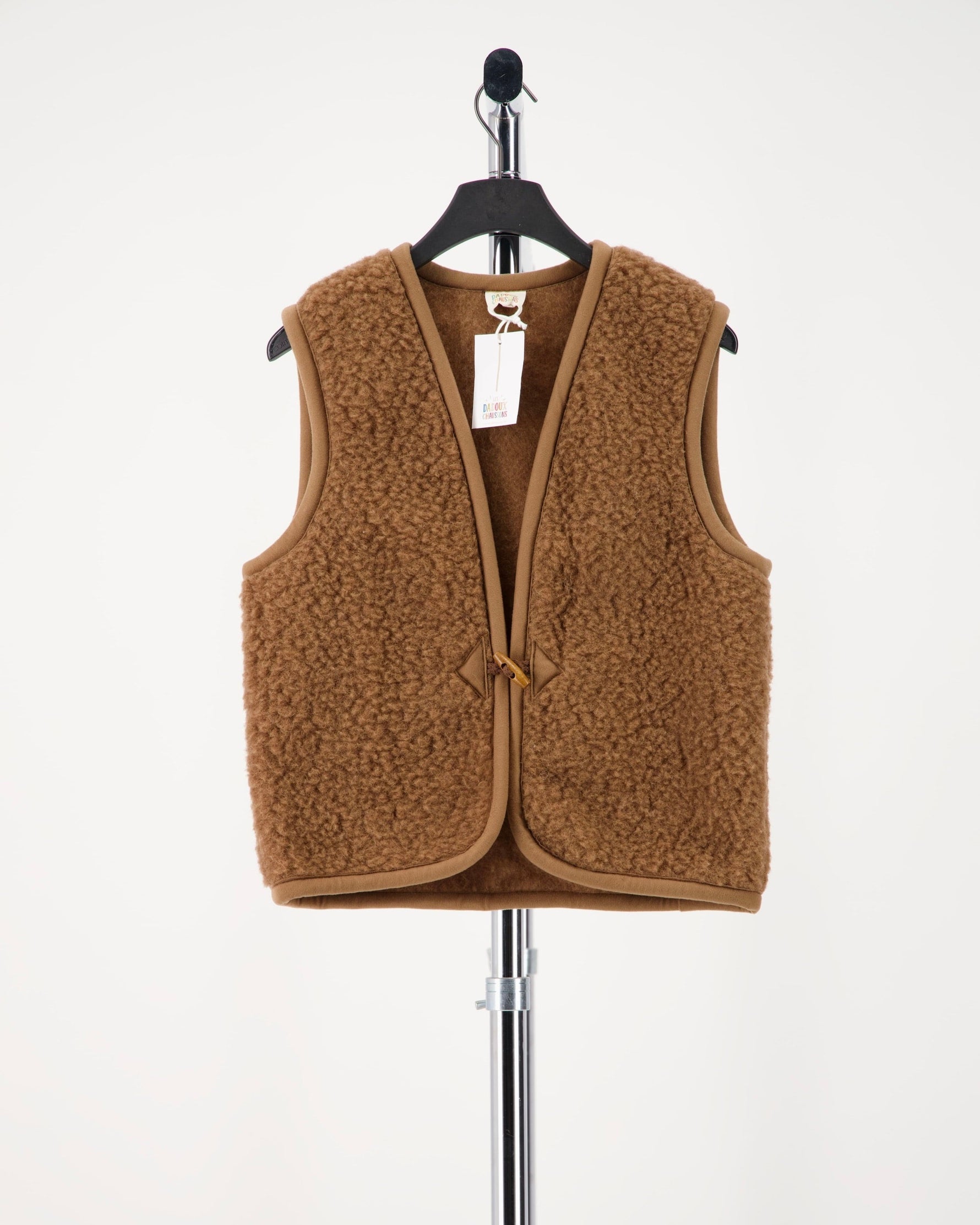 Gilet-sans-manche-mouton-marron-studio
