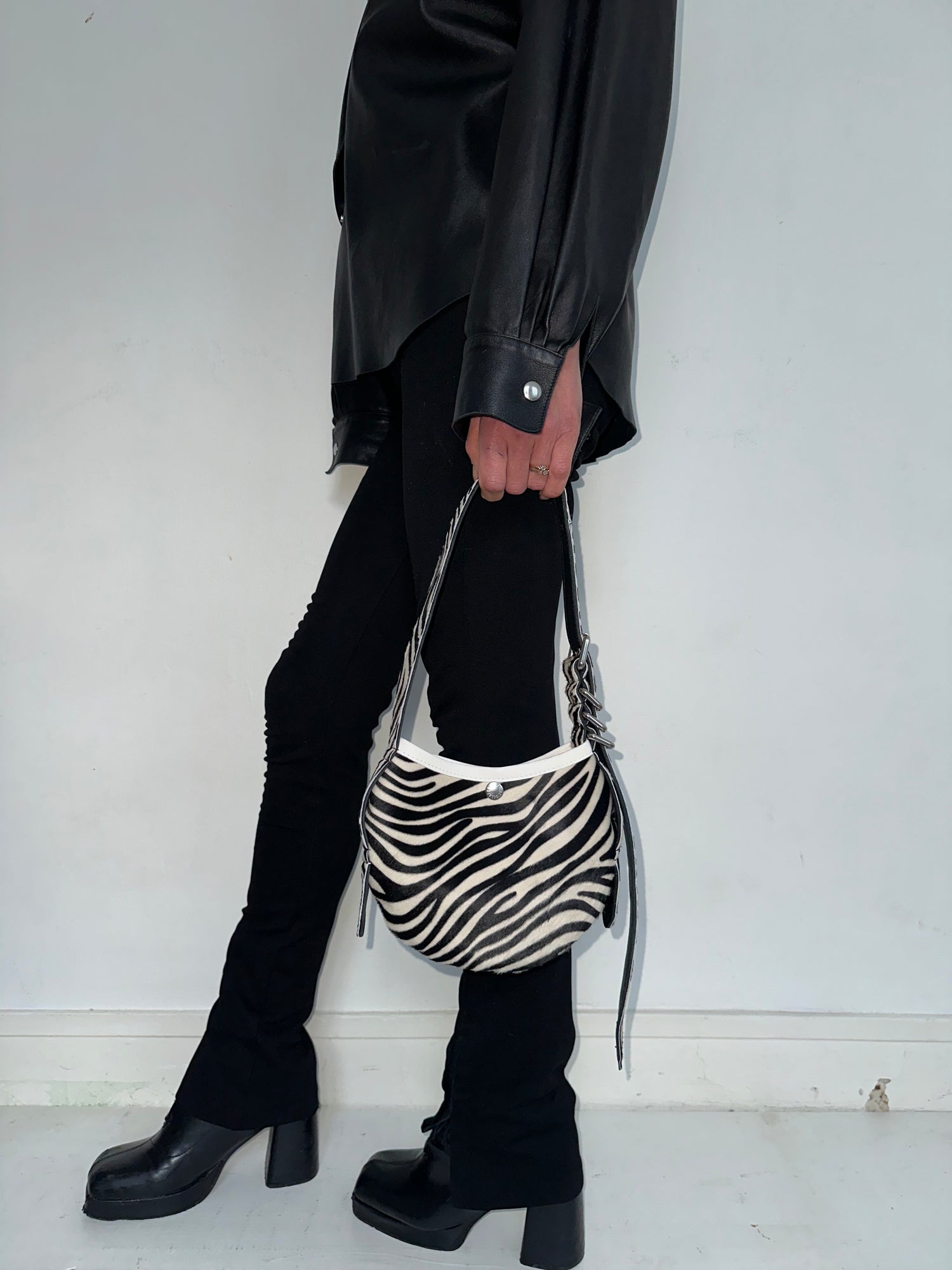 Mini Sac En Veau Imprimé Zèbre, Liseret Blanc Et Large Boucle Argent
