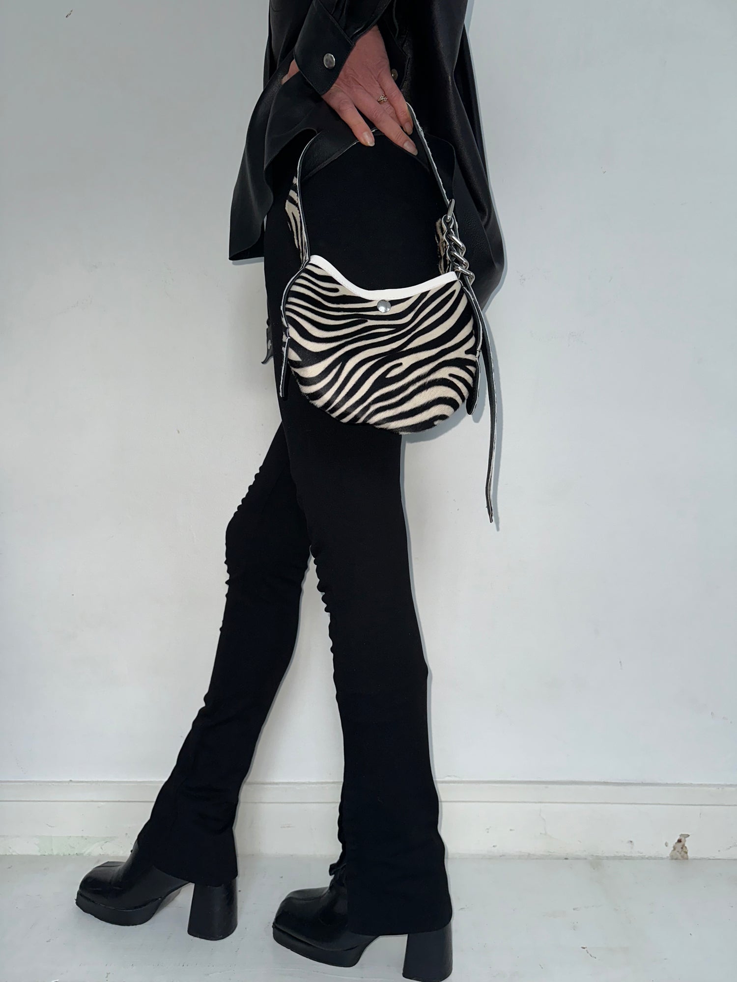 Mini Sac En Veau Imprimé Zèbre, Liseret Blanc Et Large Boucle Argent