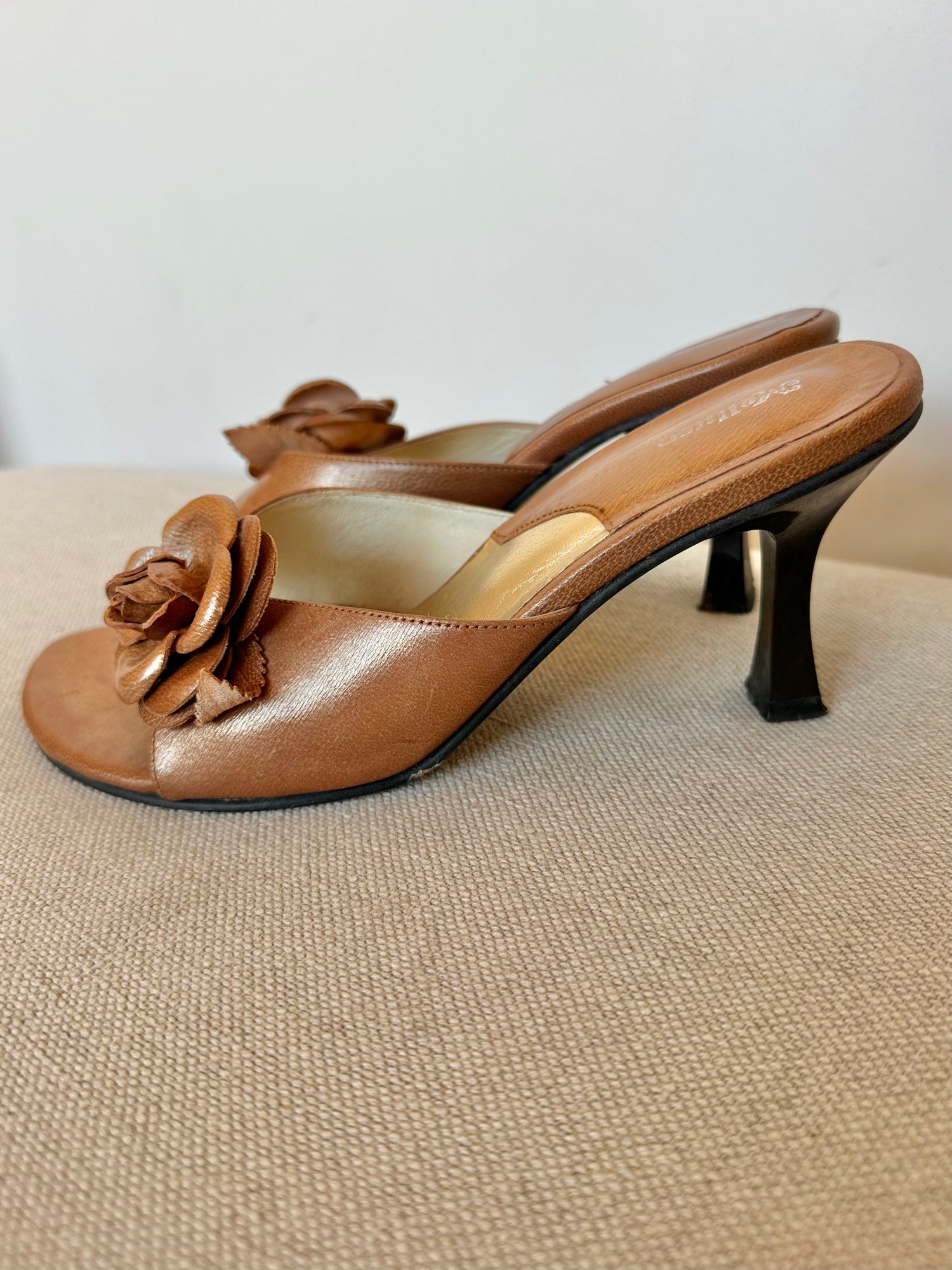 Mules à fleurs en cuir