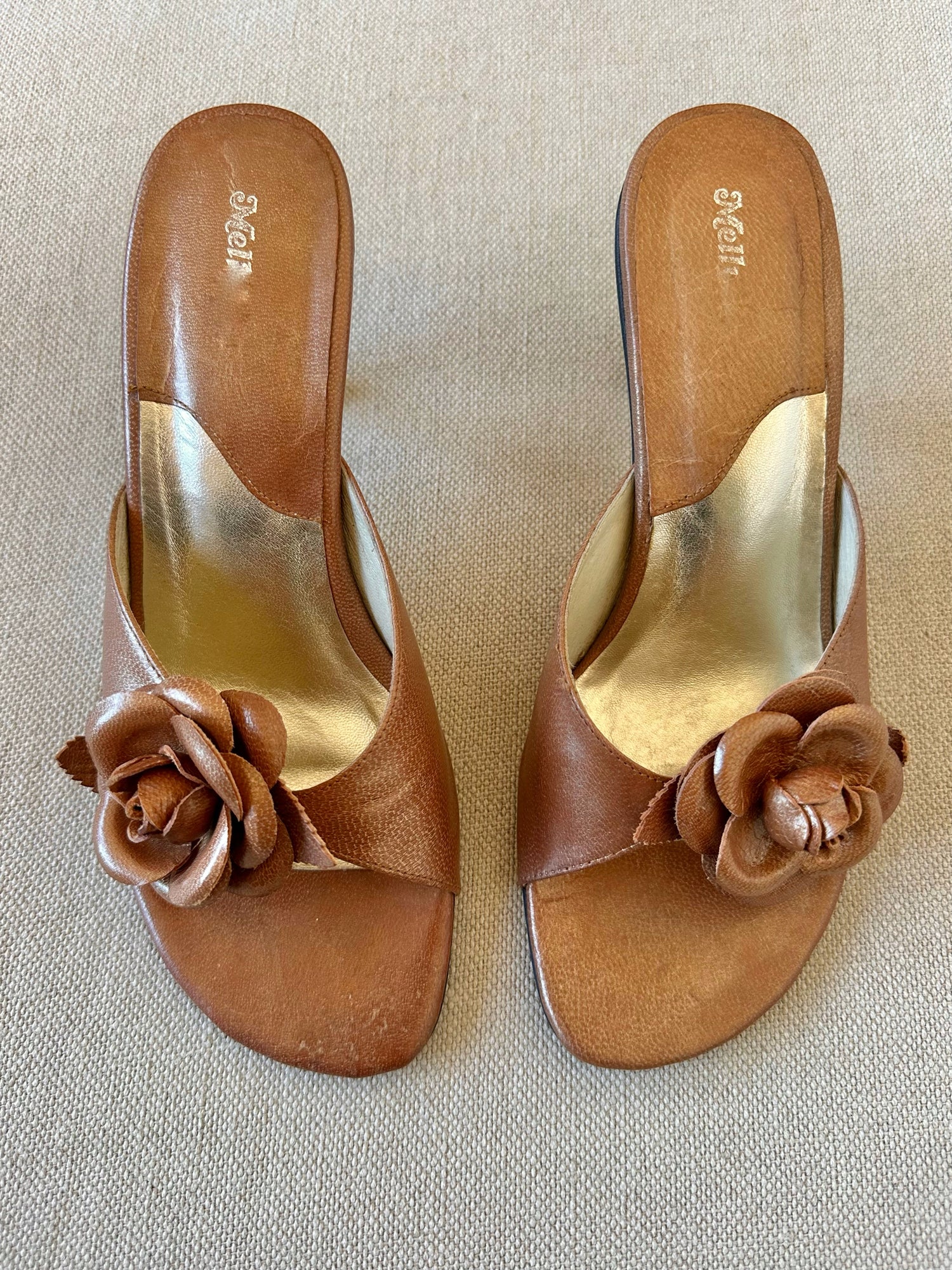 Mules à fleurs en cuir