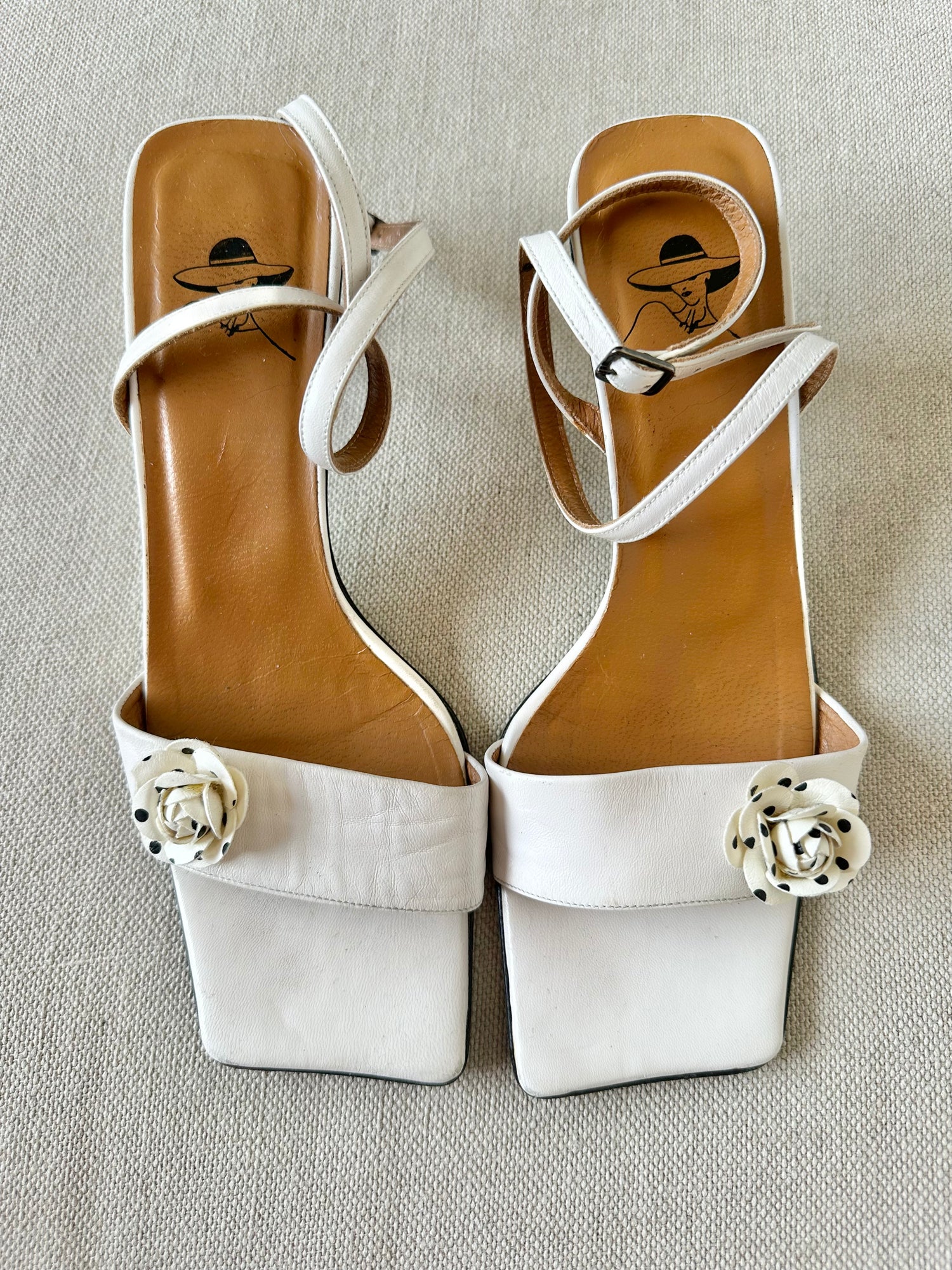 Sandales à fleurs et pois en cuir