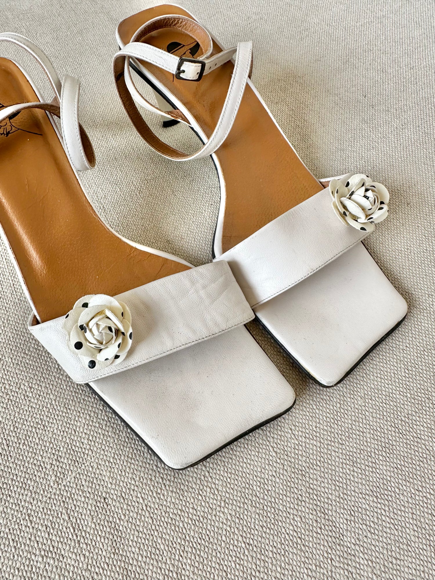 Sandales à fleurs et pois en cuir