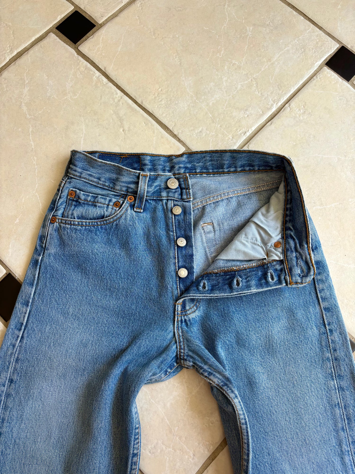 Jean Levi’s 501  W27