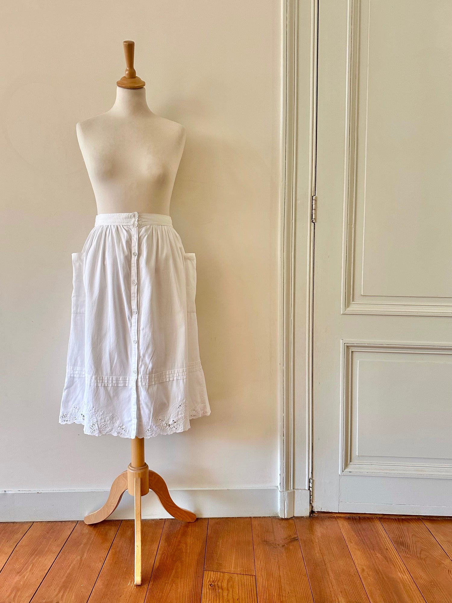 Jupe en coton brodé