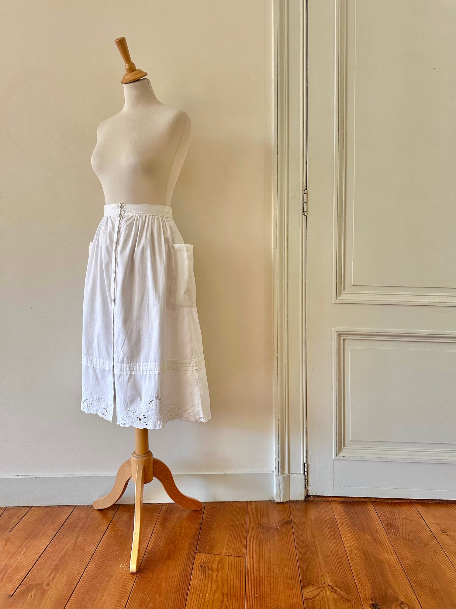 Jupe en coton brodé