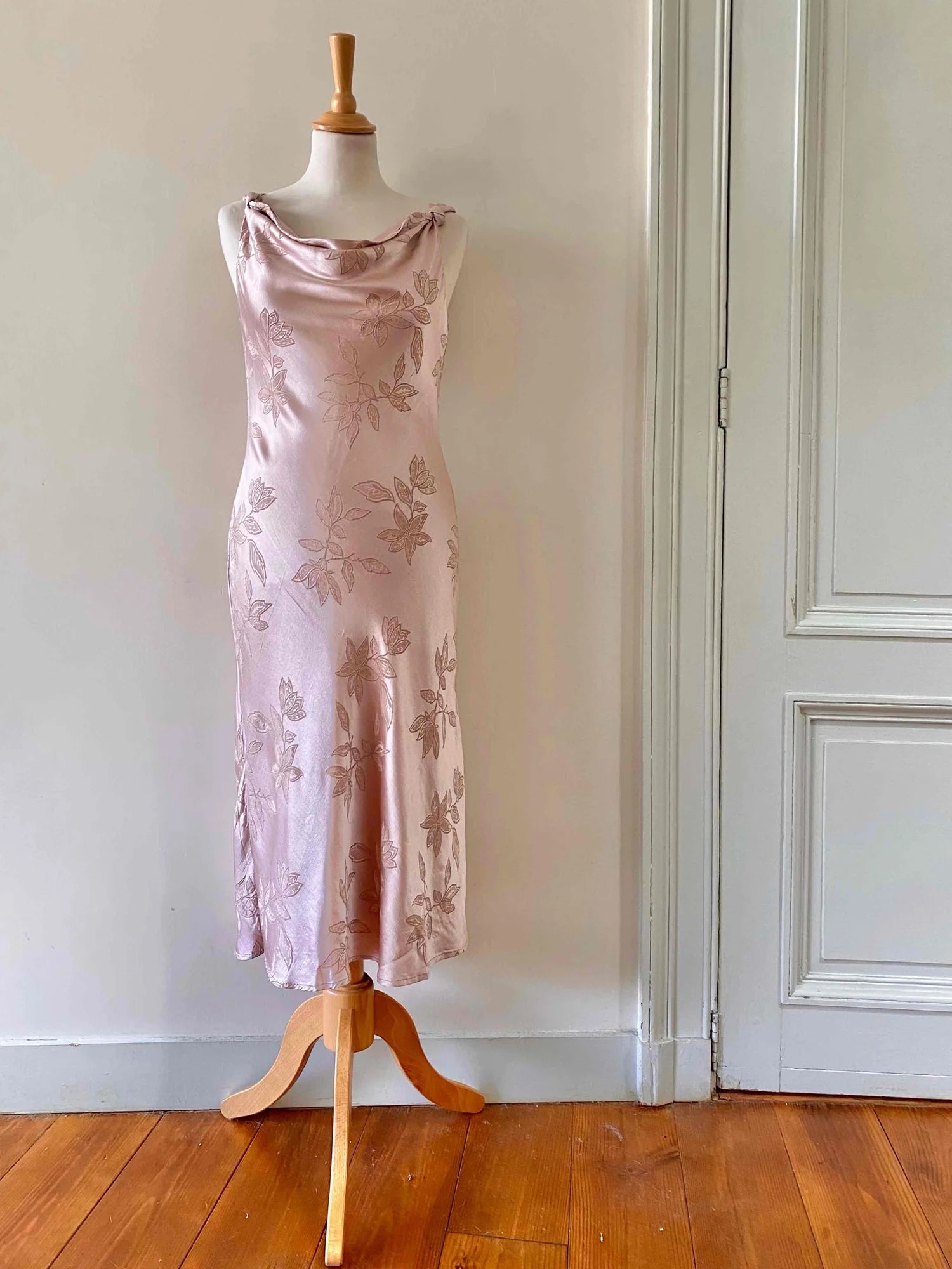 Robe damassée en satin