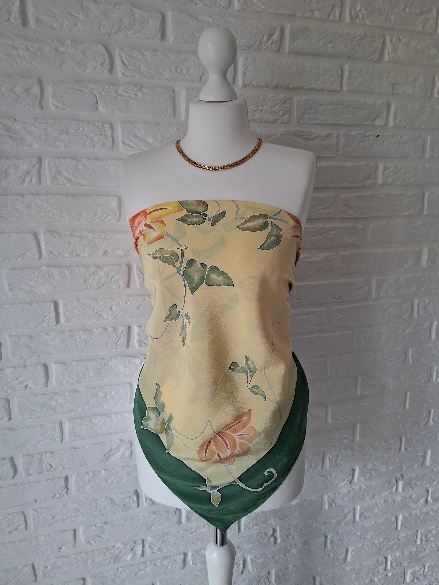 Carré en soie à fleurs