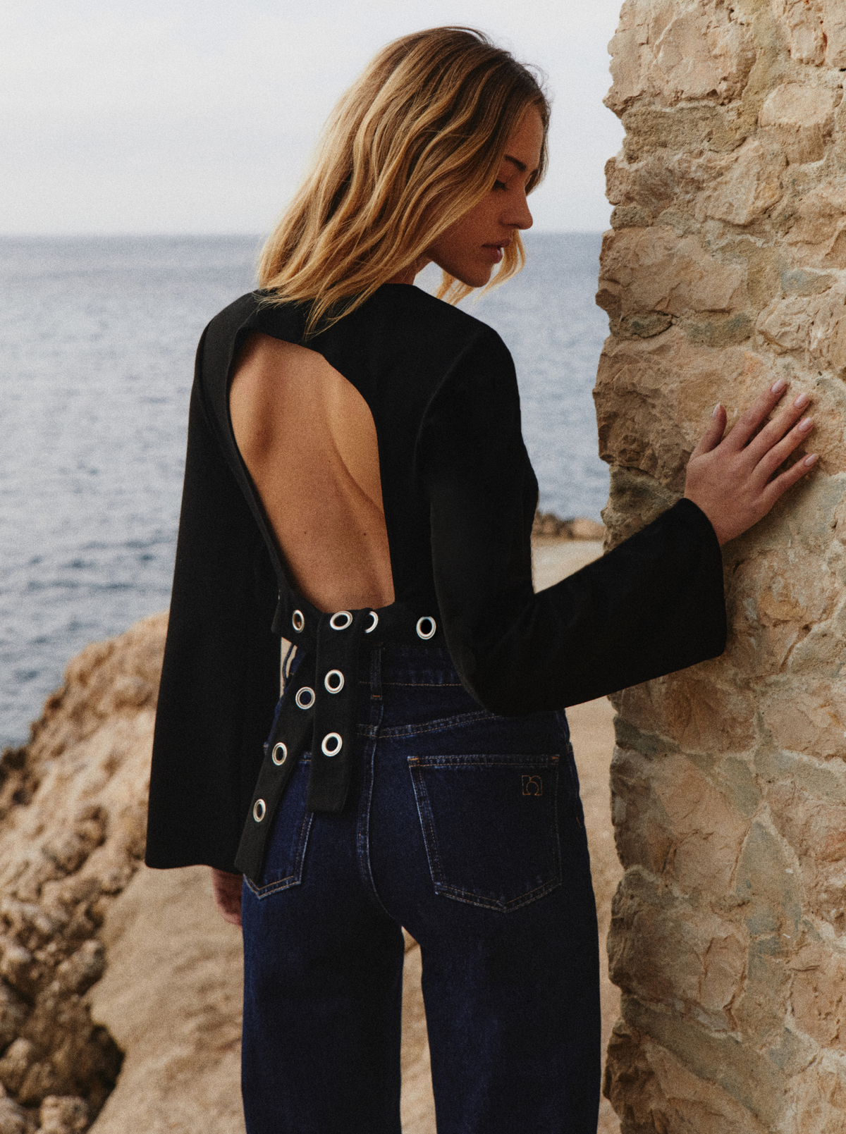 Top Edgy Black dos nu