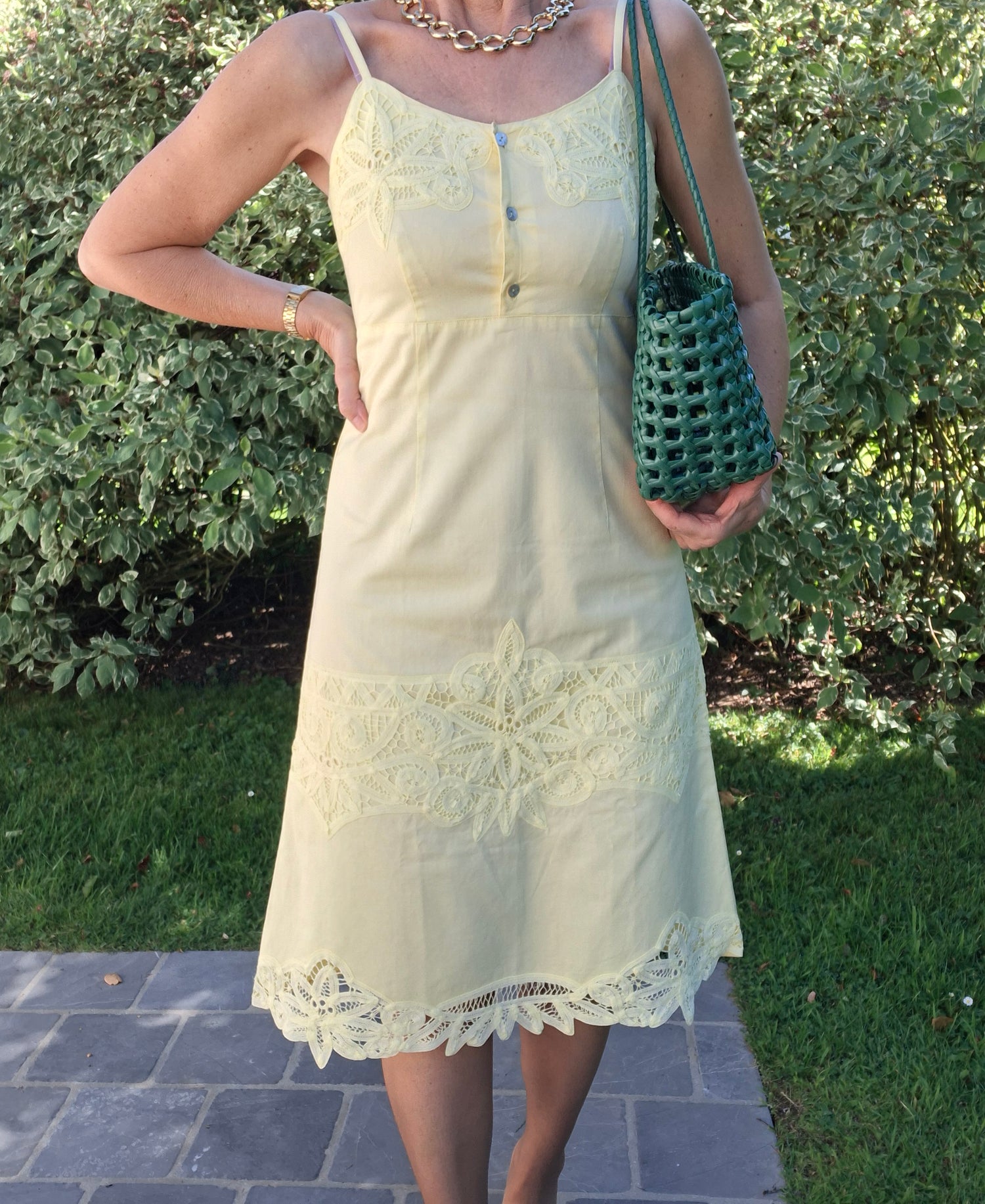 Robe brodée à bretelles