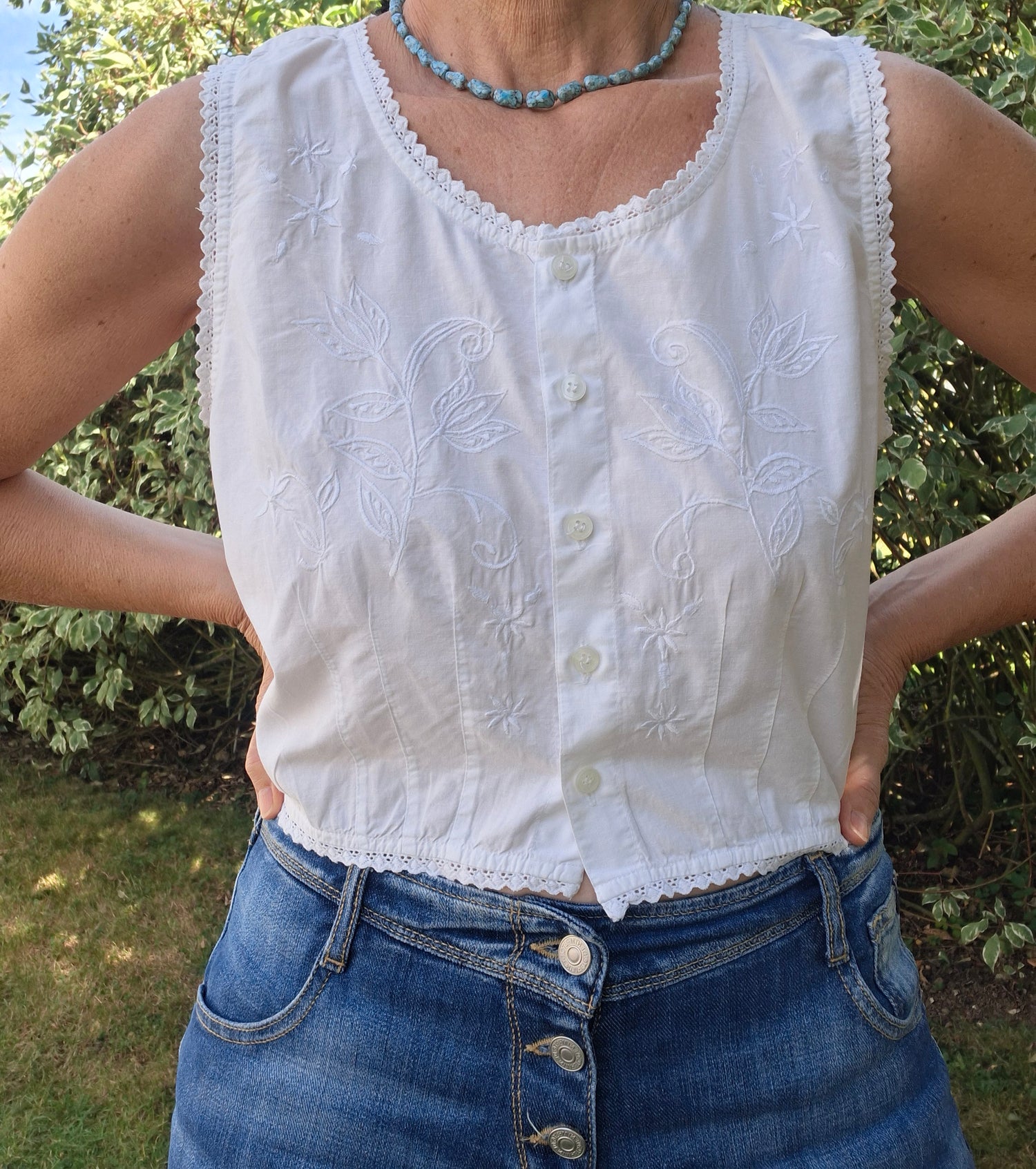 Crop top en coton brodé