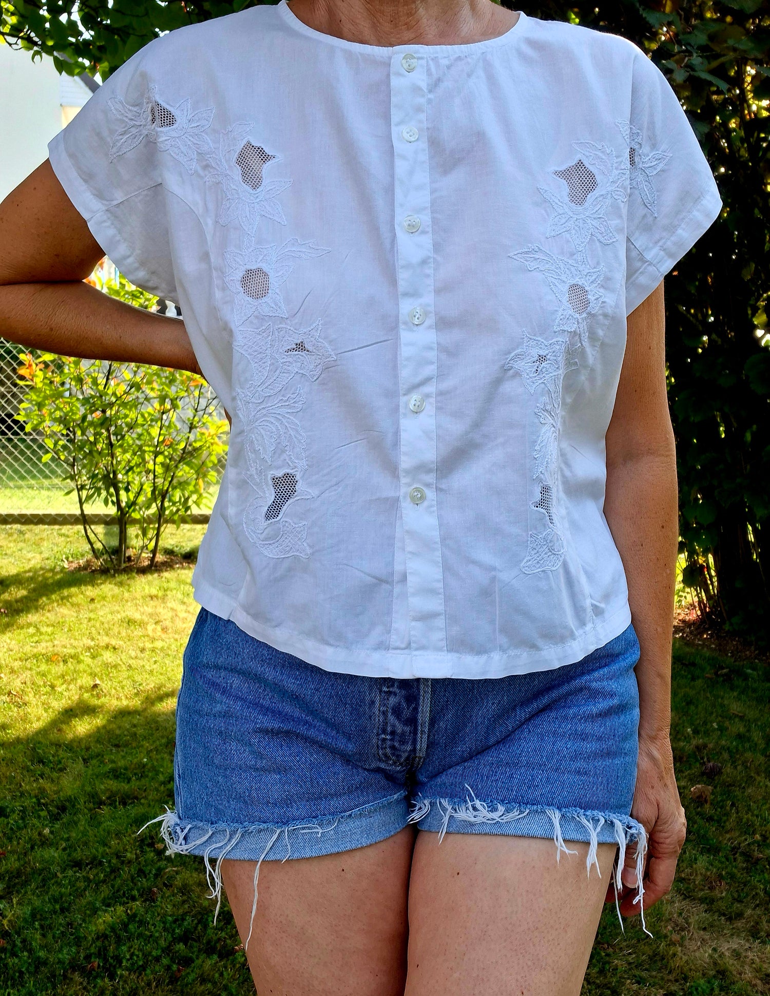 Top en dentelle et broderie