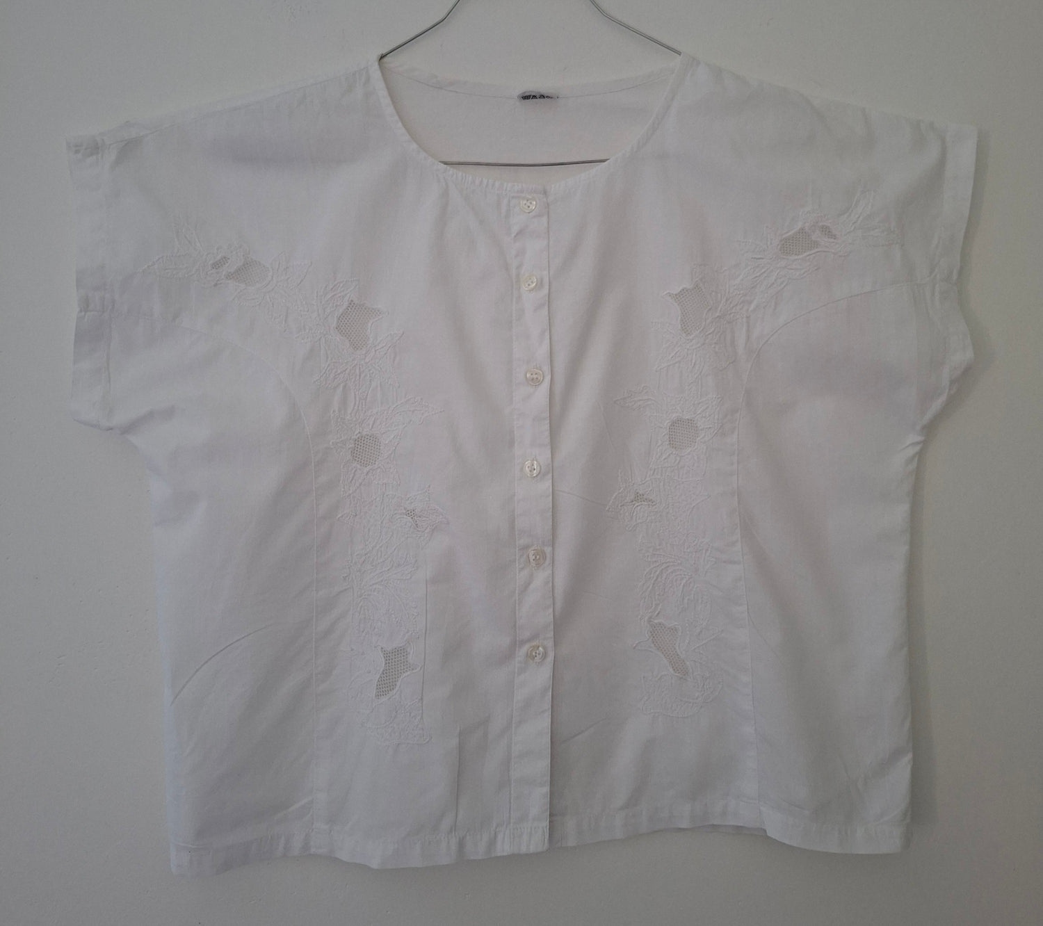 Top en dentelle et broderie