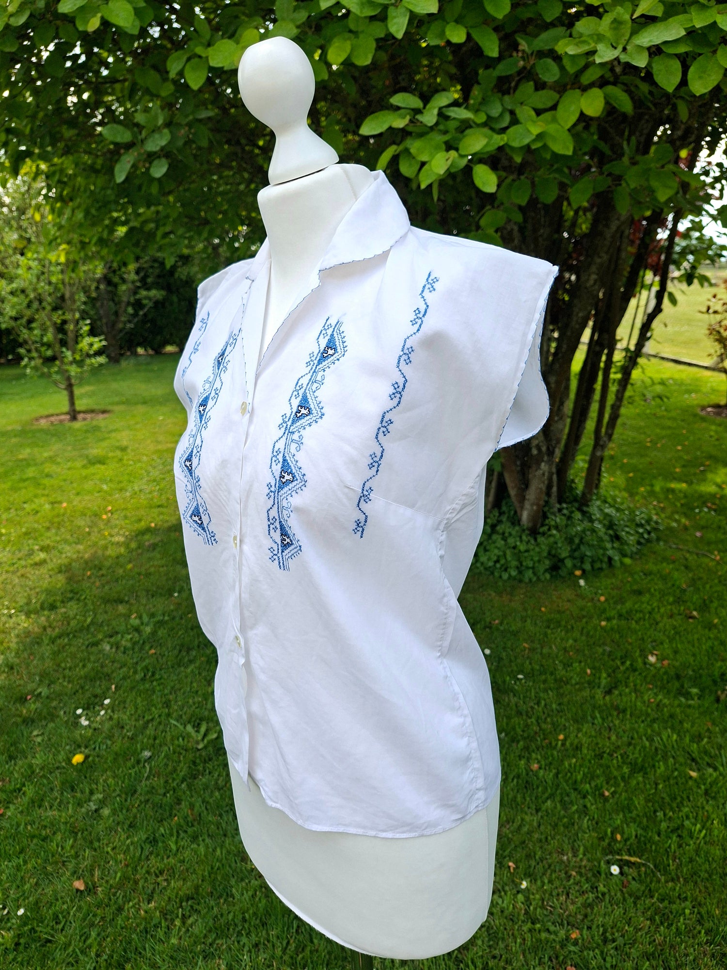 Top brodé en coton