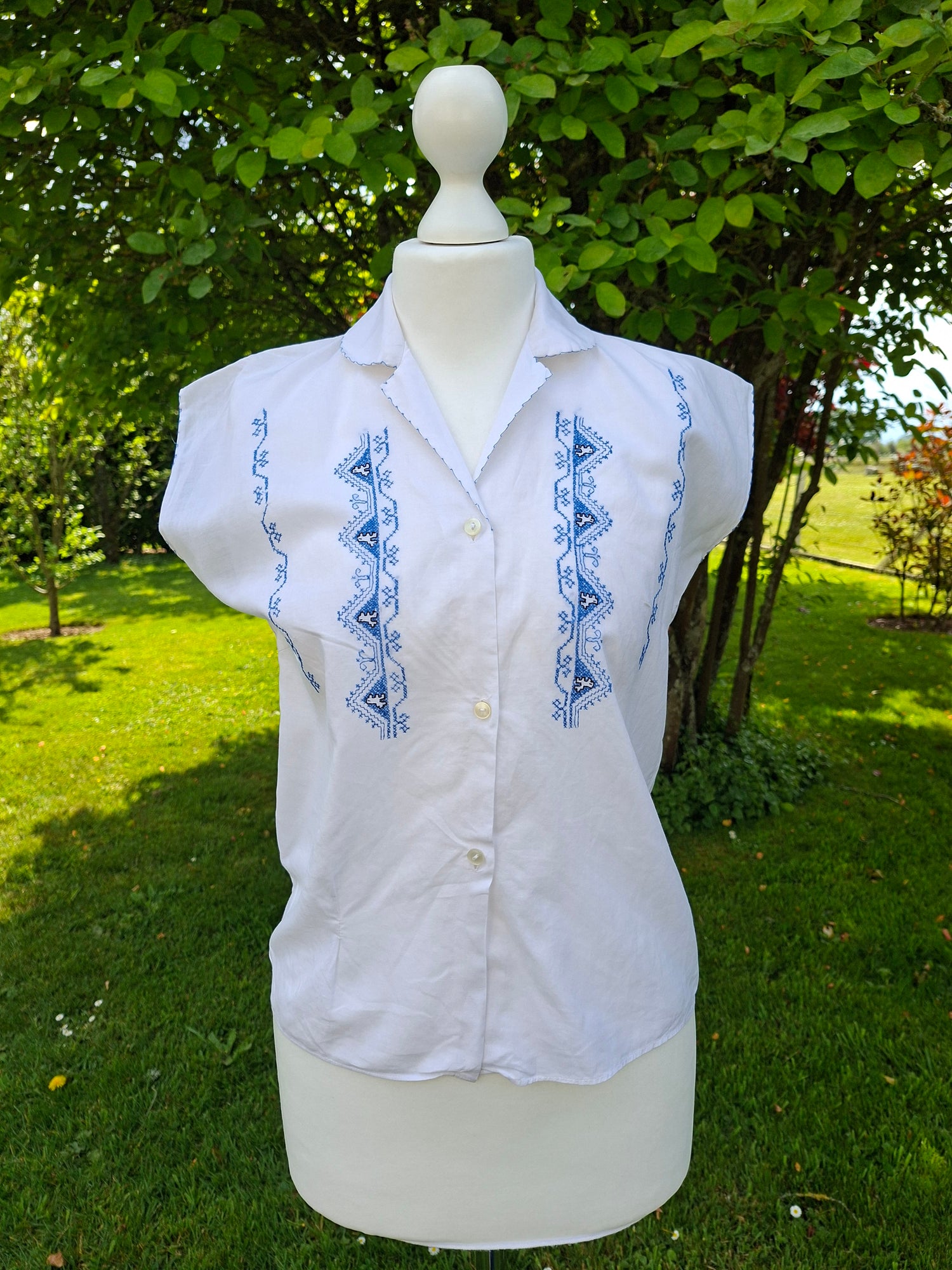 Top brodé en coton