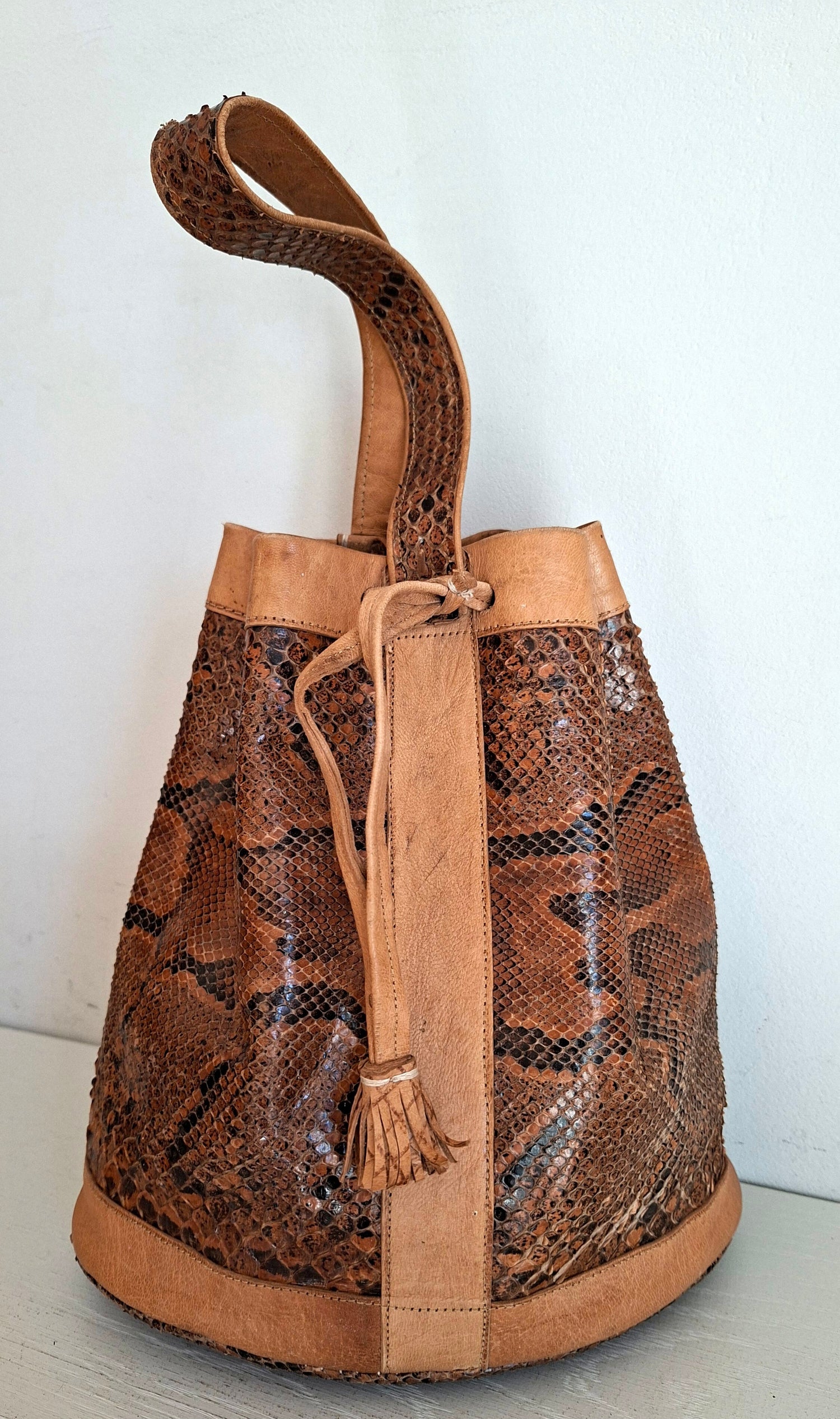Sac seau en cuir exotique
