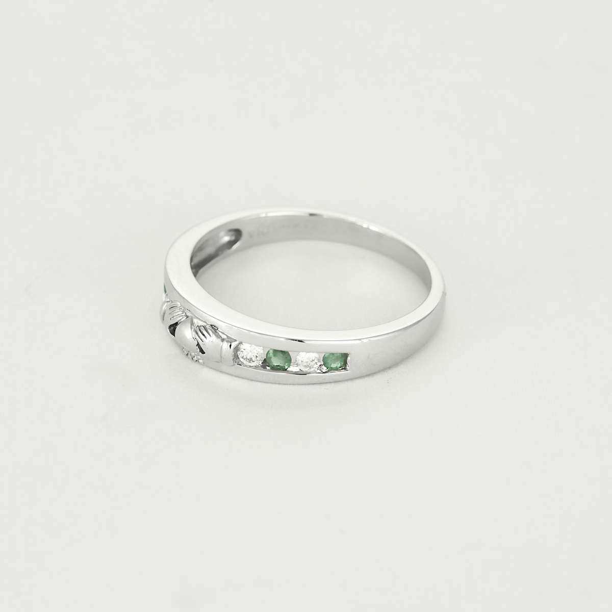 Bague jonc en or blanc, diamants et émeraudes