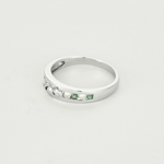 Bague jonc en or blanc, diamants et émeraudes