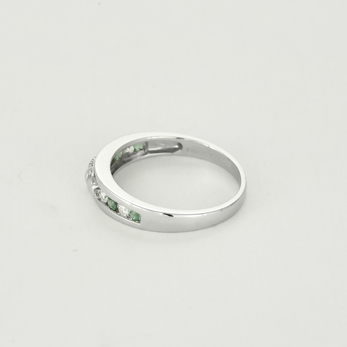 Bague jonc en or blanc, diamants et émeraudes